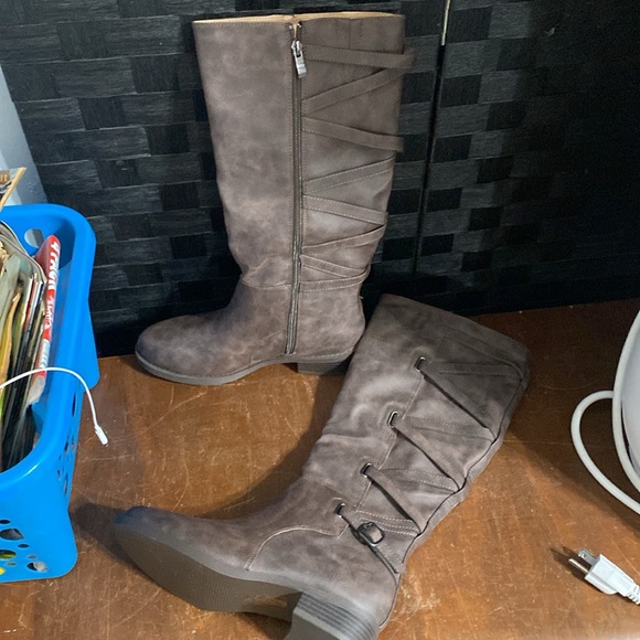 Journee Collection Carly Riding Boot with Almond-Toe Size 6.5 - Picture 2 of 9